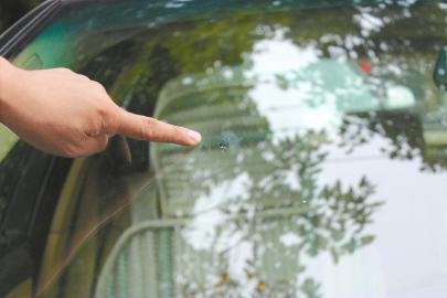 南充男子宝马停酒店 取车发现挡风玻璃现裂痕
