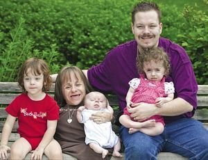 世界最袖珍妈妈身高仅0.71米 欲怀第四胎