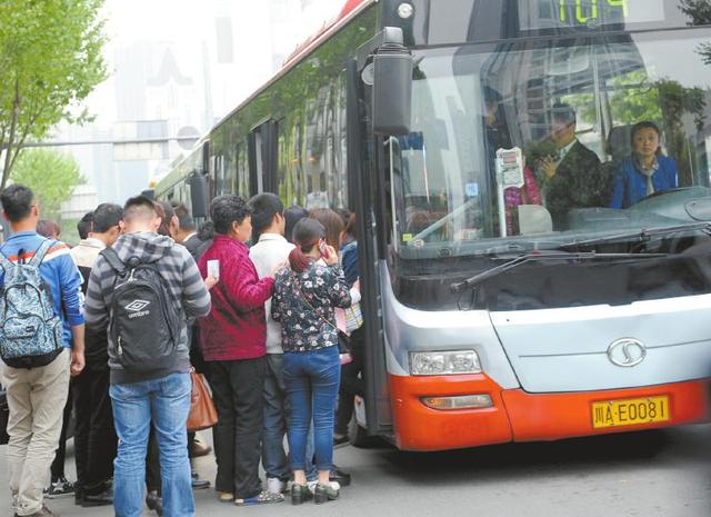 成都最拥挤公交车线路:309路暂时领跑(图)