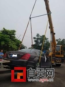 “老赖”拒交豪车钥匙 法院吊车上阵强扣“大奔”
