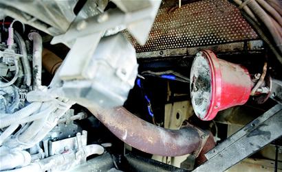 新型公交车灭火器误爆 乘客砸窗跳车虚惊一场