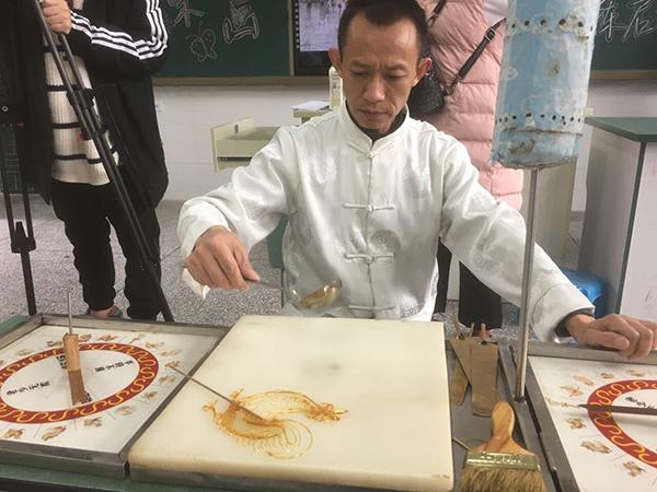 非遗糖画公益活动走进学校 学生亲自参与制作