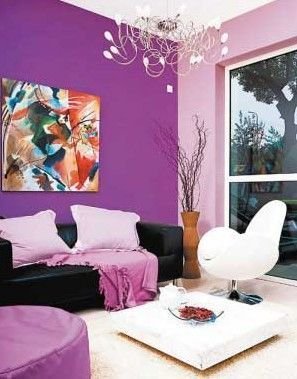 采用浓郁的紫色墙面会使空间更加开阔,同时搭配浅紫色布艺使空间从深