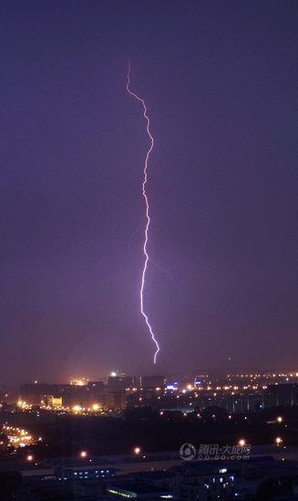 成都西边大雨如注 其他地方光打雷不下雨