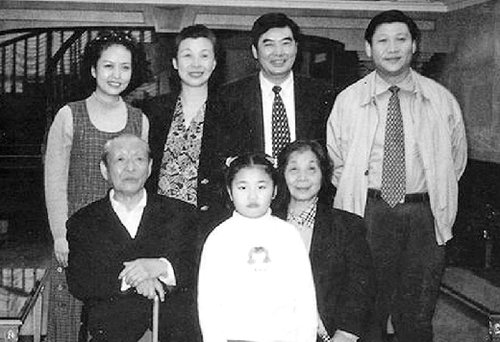 <em>彭丽媛</em>的新使命