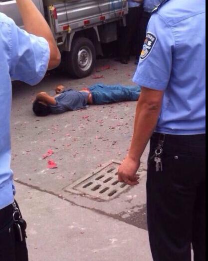 自贡15岁男生军训期间病亡 家属抬尸体堵校门