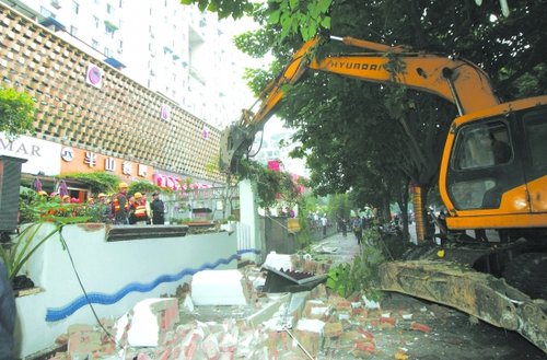 成都桐梓林7家中高档餐厅违建被强拆(图)