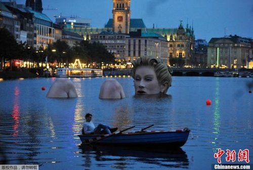 德国湖泊放入巨型美女洗浴雕塑(组图)