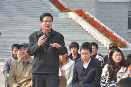 川大锦城学院:学生背书包仅1网友反对