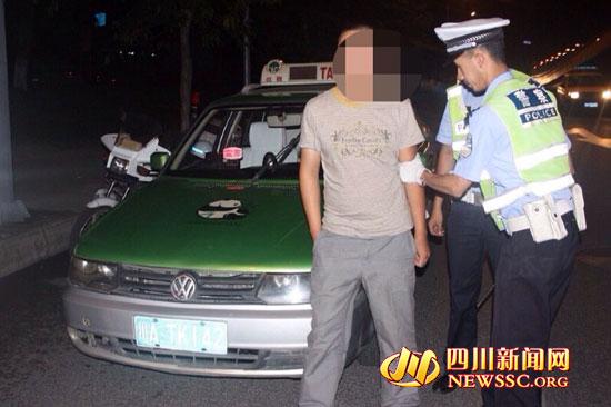 成都两租车伪造同一号牌 撞号被交警查获(图