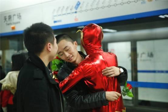 地铁闪电女事件疑为国内知名房产电商精心策划