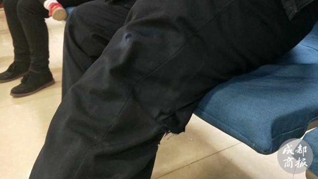 成都男子驾车闯交通管制区 拖行交警几十米远