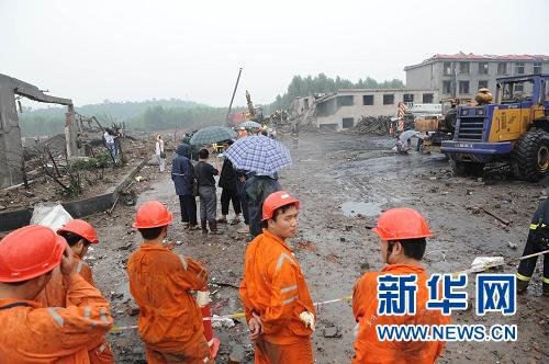 7月8日，几名救援人员在爆炸现场待命。新华社记者 赵鹏 摄