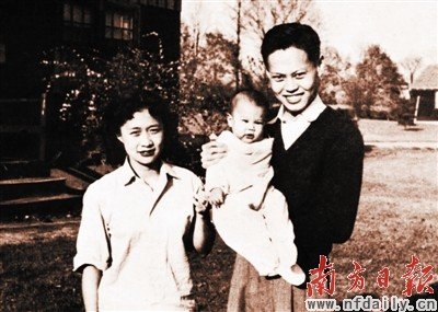1951年杨振宁夫妇与长子杨光诺