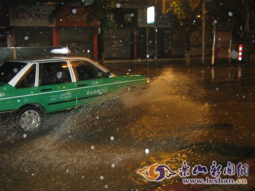 昨晚暴雨袭乐山 城区多处积水漫过小腿