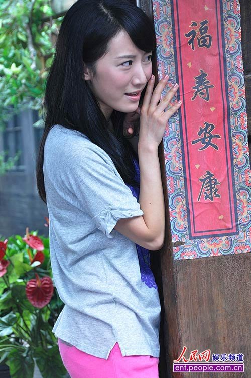 李念片场<em>穿睡衣</em>受访 没时间陪男友自称很自私
