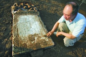 北京:大雨洗出乾隆时期墓碑