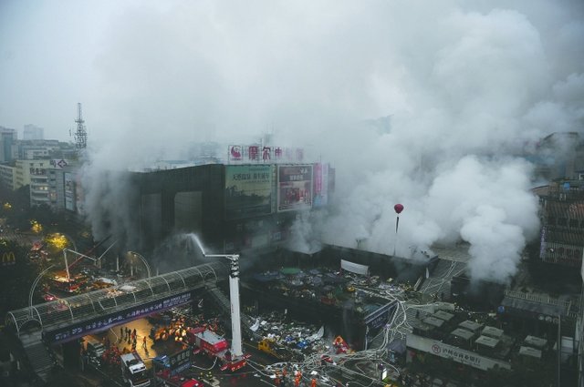 泸州摩尔商场爆燃前10分钟 副店长撤出150名员工(图)_大成网_腾讯网