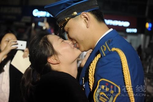 成都地铁上演求婚仪式 师徒恋修成正果(图)