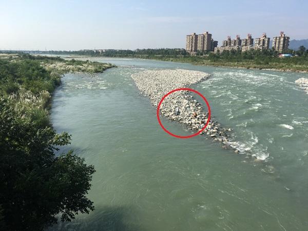 男子下到金马河捡石头 遇泄洪放流被困河滩