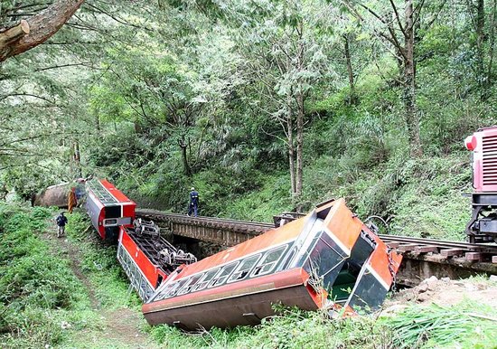 台湾阿里山小火车翻覆成都游客2死29伤(图)