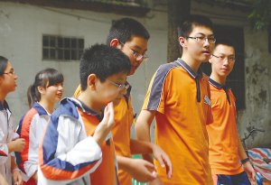 初中小校园比比皆是近视眼无为中国娃?青睐昆山眼镜图片