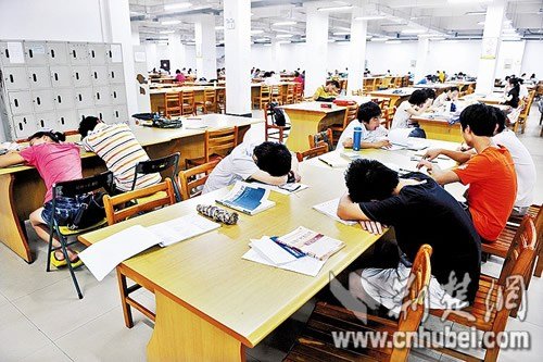 大学空调自习室遭学生“疯抢” 占座只为睡觉_大成网_腾讯网