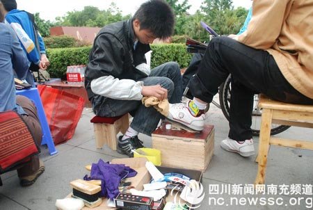 送人玫瑰手留余香南充开展助残活动_新闻滚