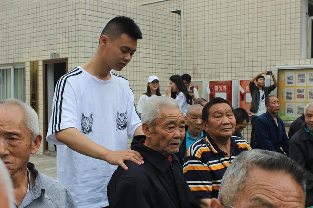 成都五月花高级技工学校开展青年志愿服务活动