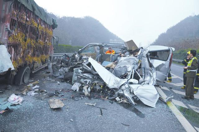 沪蓉高速发生重大车祸 商务车追尾运猪车致3死