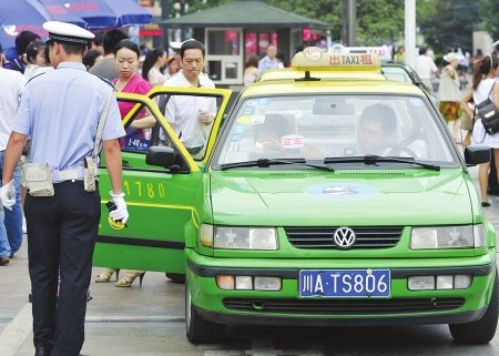 成都红星路率先尝试排队乘坐出租车(图)