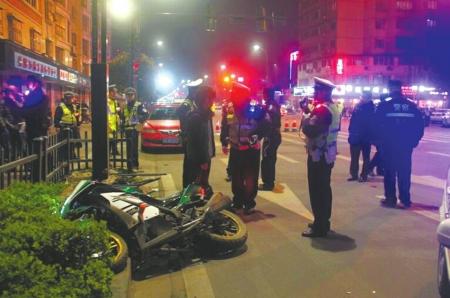 成都一辆无牌摩托车深夜狂飙 民警拦截遭撞伤(图)