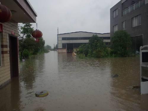 成都大邑一包装厂遭遇洪水 20名工人被困(图)