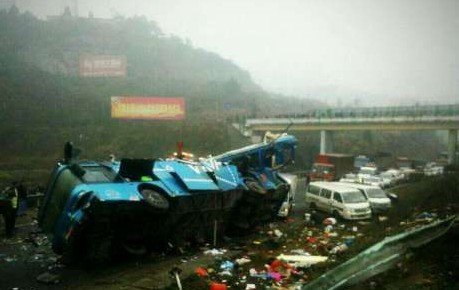 开往泸州客车在贵州翻车 5人死亡19人受伤