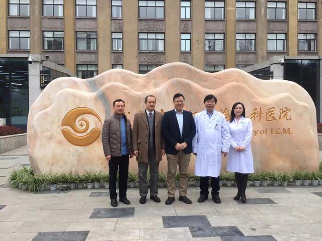 王宁利教授到成都中医大银海眼科医院指导工作