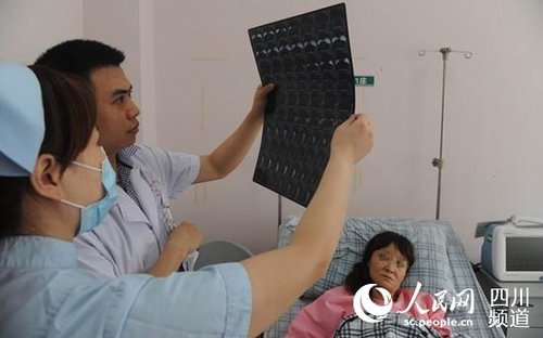 <em>女子丰胸</em>后疼痛难忍求割胸取出<em>注射</em>物两碗_