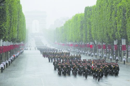 法国雨中阅兵_新闻滚动