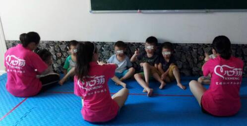 自闭症孩子参加康复训练,几个月后家长感动哭了…