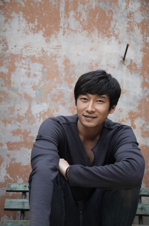 满江化身纯爷们 淡定内敛胸肌隐现