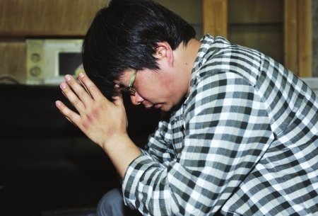 轿车深夜逆行两次撞车 醉驾司机倒地睡大觉