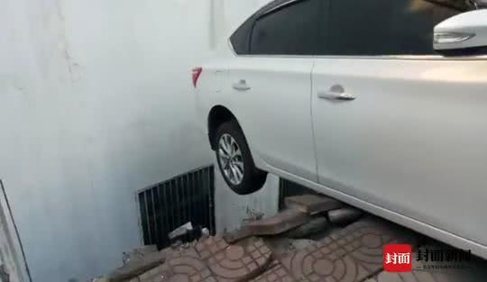 攀枝花司机想用下坡惯性调头 不料车子悬停半