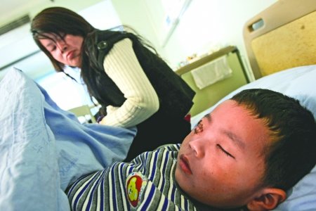 春节成都近百人被烟花炸伤眼睛 3人摘除眼球