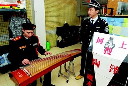 成都两文艺保安相遇 魔术古筝奏琴瑟