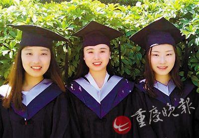 三名女大学生毕业照走红朋友圈 奖状铺满地板