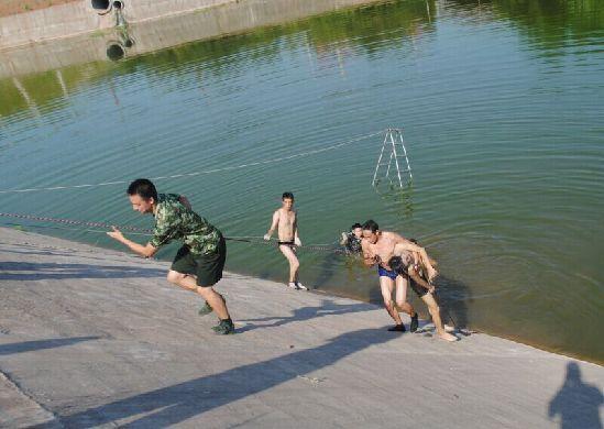遂宁一男子水塘游泳溺亡 遗体被打捞上岸(图)