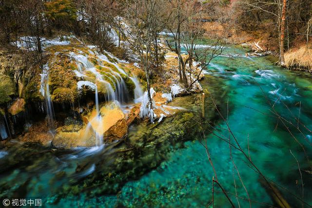 四川九寨沟天气持续低温 景区现蓝色冰瀑