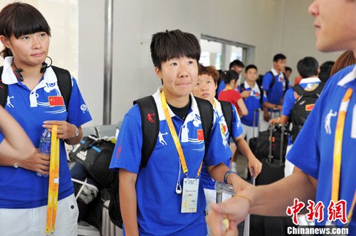中国代表团男足女足队员进驻深圳大运村(3)