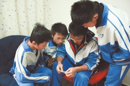 成都中学生防艾日送父母安全套引争议(图)_大
