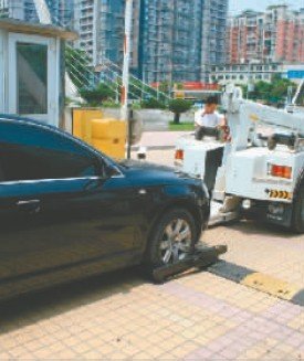 奥迪男不满被贴单 用爱车堵西南财大校门(图)