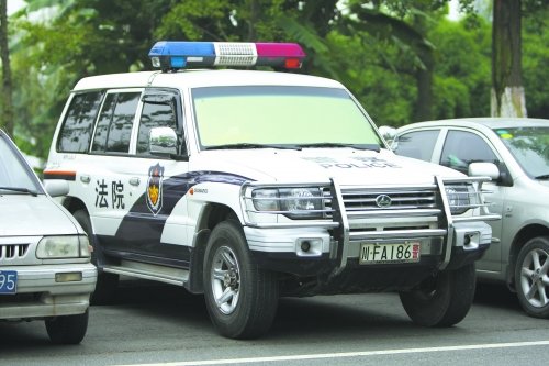 中江法院干警开警车送孩子上学 被记过处分